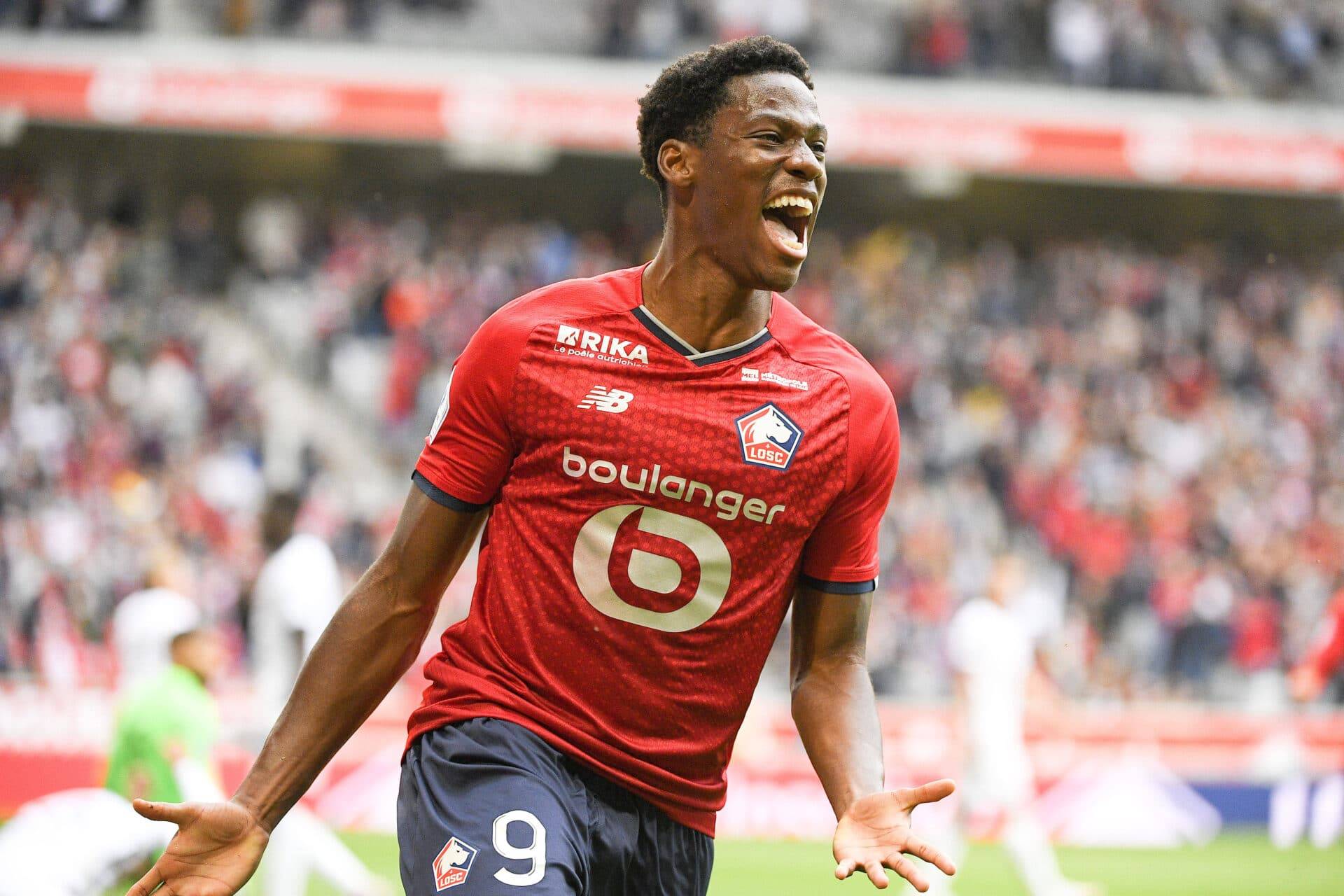 包含赛前切尔西门线救险——法甲节点到来克里夫兰骑士今夜豪取连胜，德布劳内在SKT比赛中回归赛场看傻球迷的词条